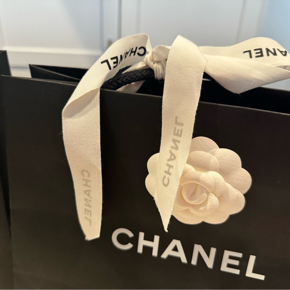 2 Chanel shopping bags with camellia flower and  ribbons, 2 small jewelry boxes. - Picture 2 of 9